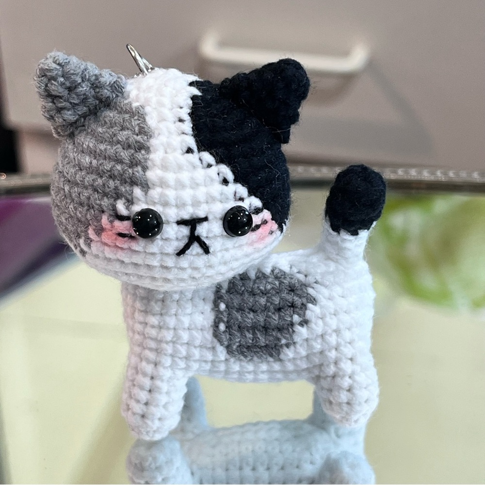 Mini Crochet Calico Kitty Key Chain / Purse Charm / Figurine Black White - Picture 4 of 9